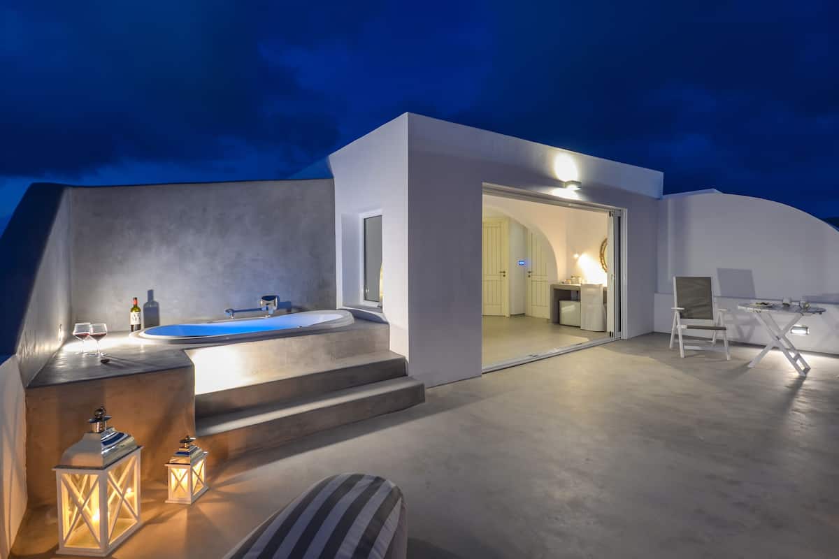 Ein moderner Außenbereich mit Pool, Sitzgelegenheiten und beleuchtetem Eingang.