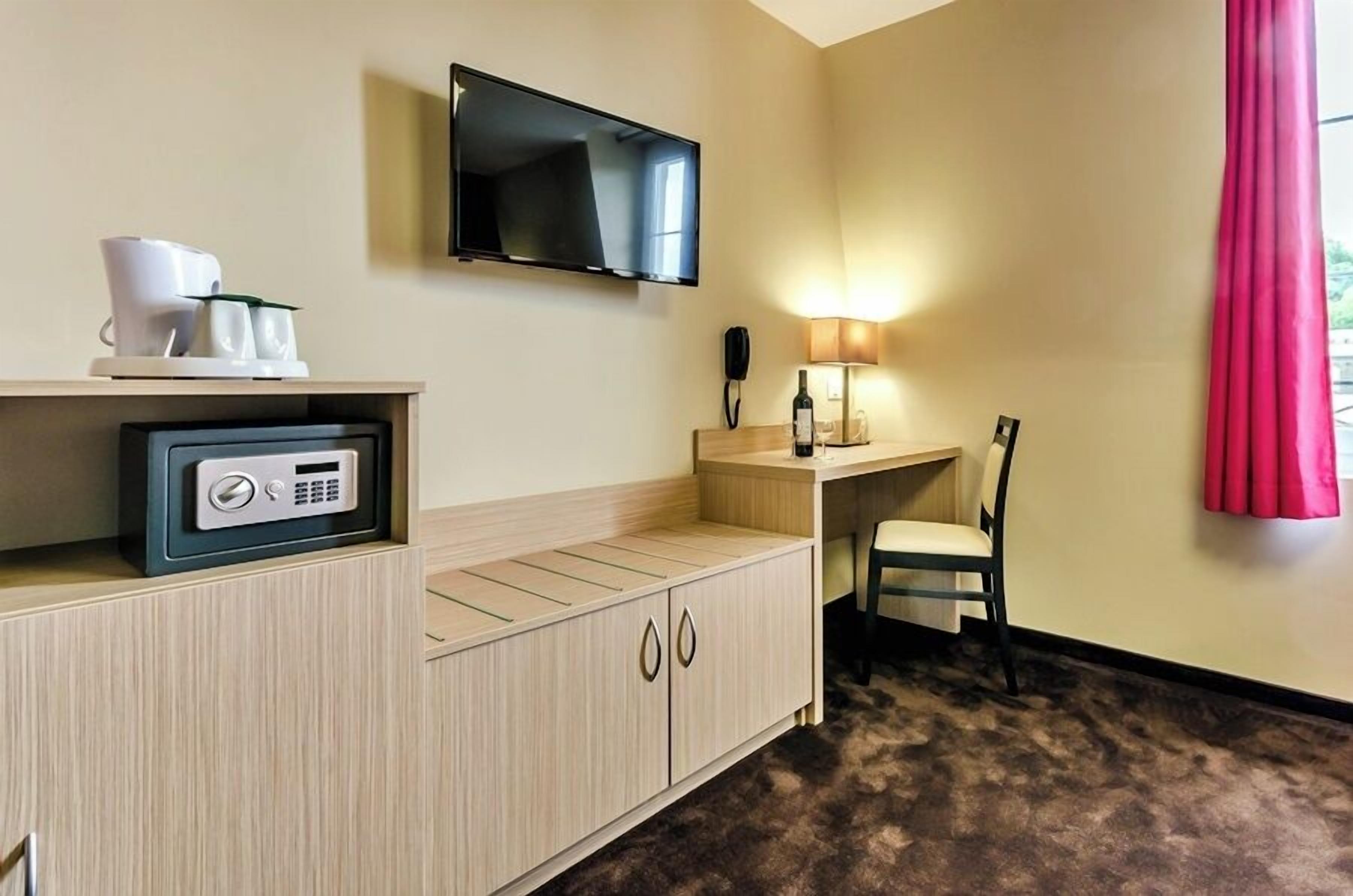 Blackout curtains, soundproofing, free cots/infant beds, free WiFi