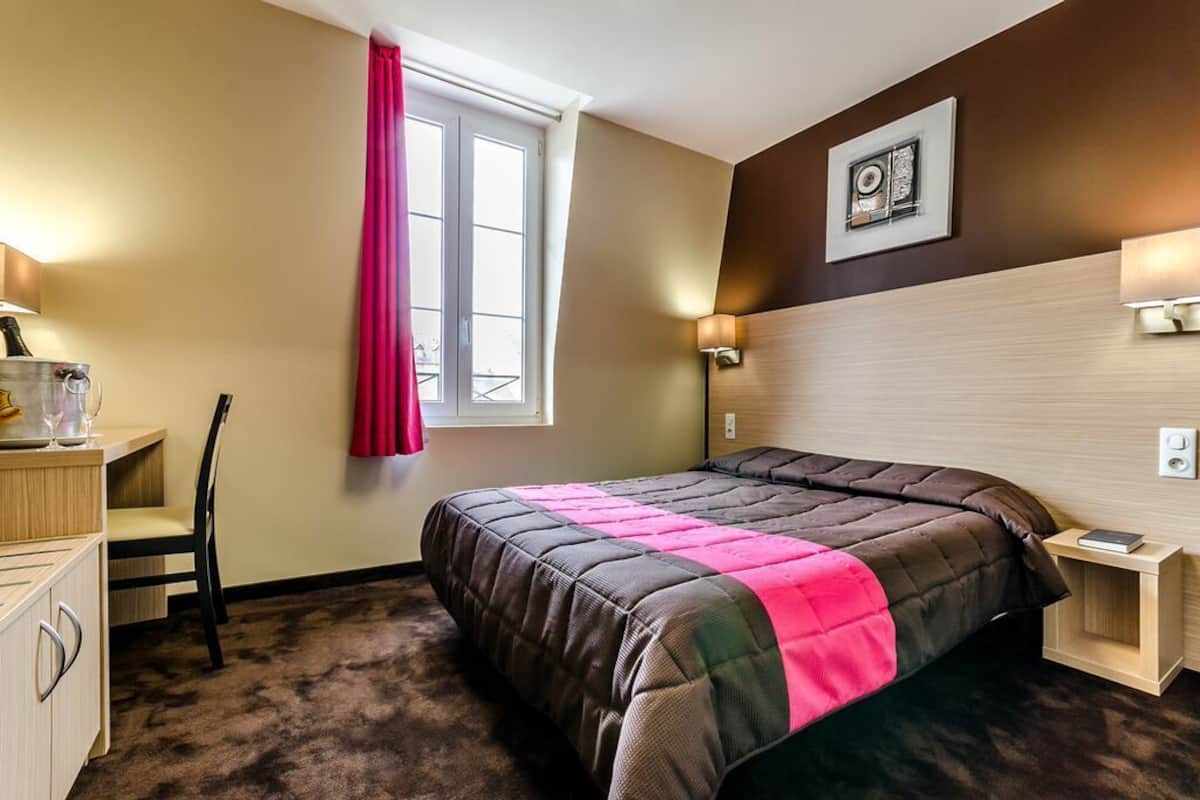 Rideaux occultants, chambres insonorisées, lits bébé (gratuits)