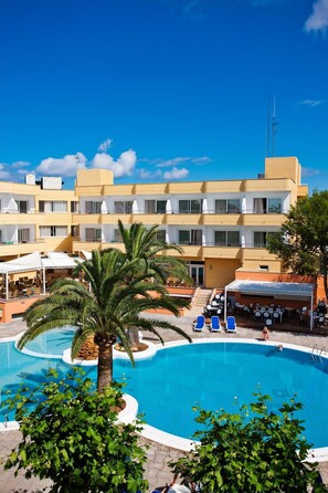 Piscine extérieure, parasols de plage, chaises longues