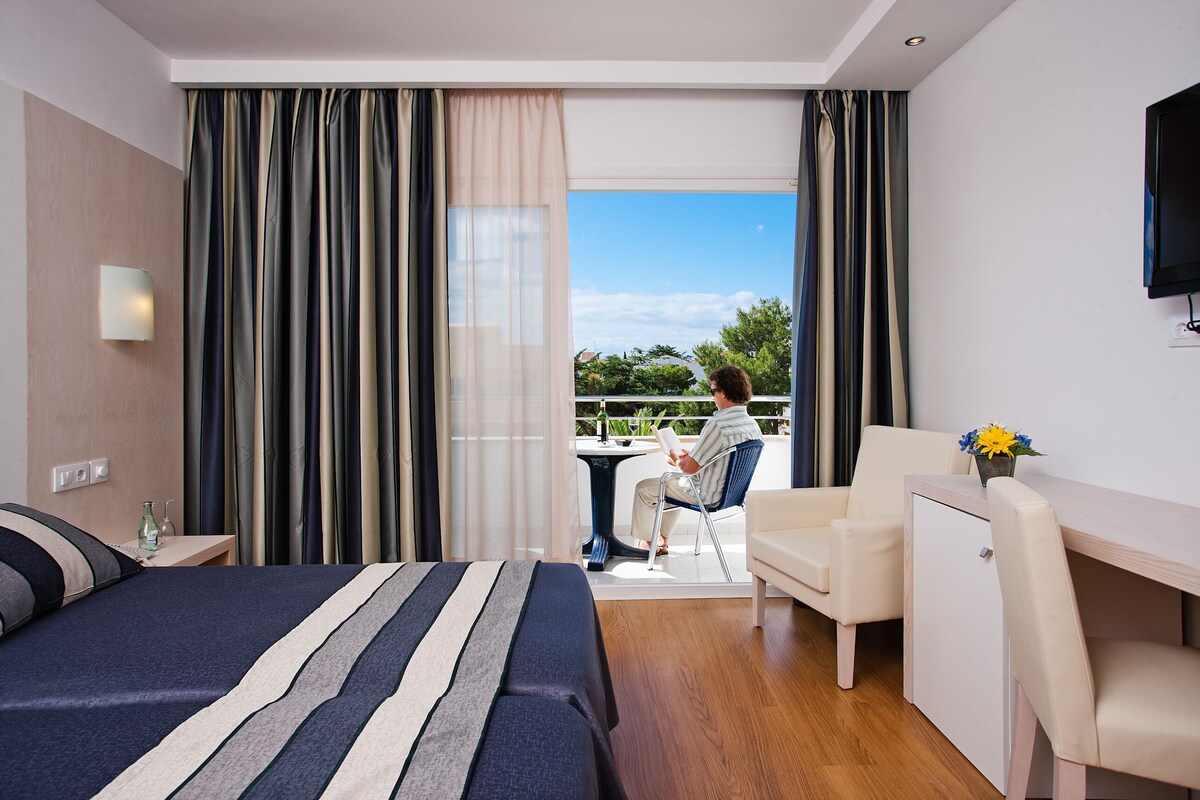 Minibar, desk, laptop workspace, blackout curtains