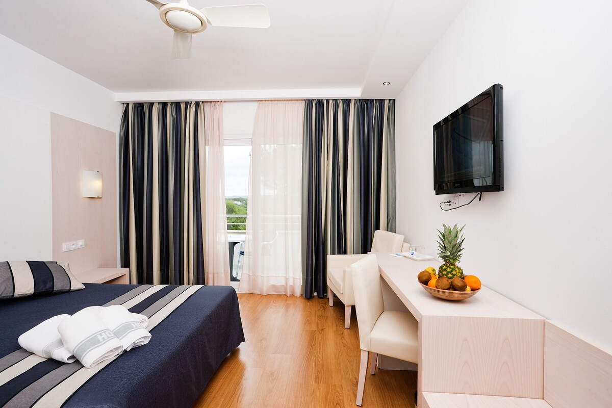 Minibar, desk, laptop workspace, blackout curtains