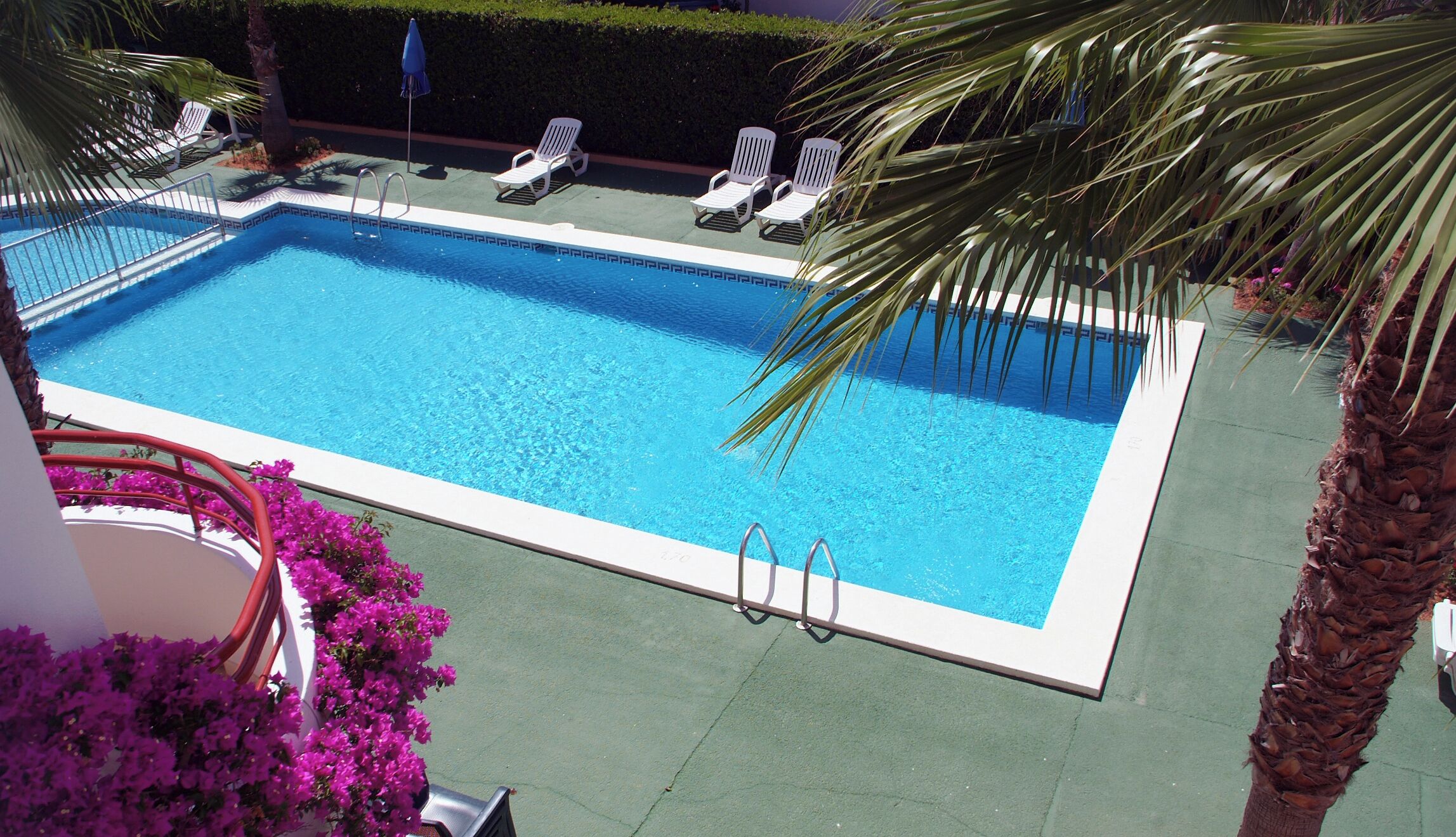 Außenpool, Sonnenschirme, Liegestühle