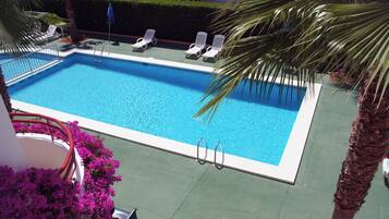 Außenpool, Sonnenschirme, Liegestühle