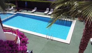 Außenpool, Sonnenschirme, Liegestühle