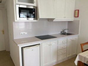 Refrigerador, parrilla de estufa y cafetera de espresso 