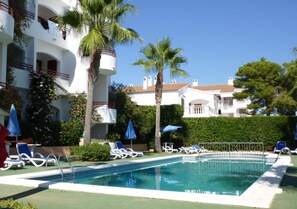 Outdoor pool, pool umbrellas, pool loungers - Sagitario Vista Playa I Apartamentos (Ciutadella de Menorca)