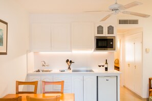 Refrigerador, parrilla de estufa y cafetera de espresso 