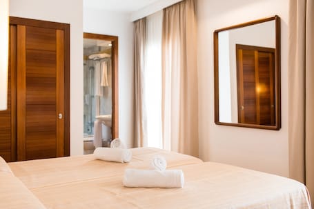 Escritorio, espacio para trabajar con un portátil, cortinas opacas. Hostal Ciutadella