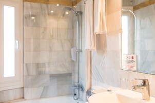 Ducha y bañera combinadas y artículos de higiene personal gratuitos