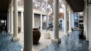 A covered outdoor area with white columns, a large terracotta pot, and tiled flooring. - Crillon Mendoza (Mendoza)