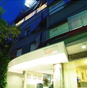 A hotel entrance with a sign reading "Cullen's". - Crillon Mendoza (Mendoza)