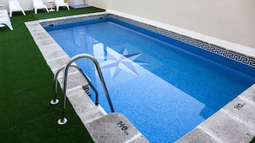 Piscina stagionale all'aperto, lettini