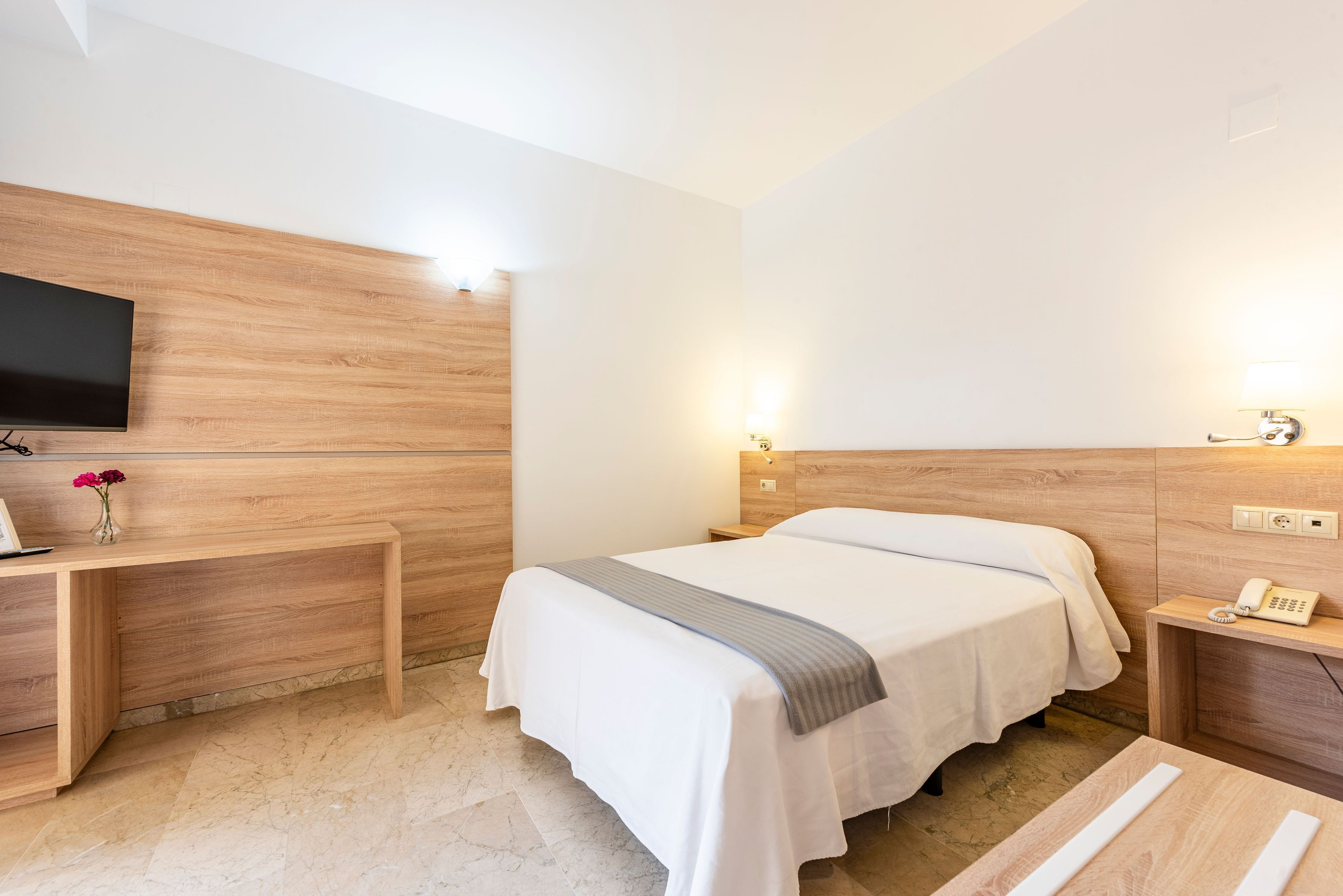 Minibar, caja fuerte, escritorio y espacio para trabajar con un portátil