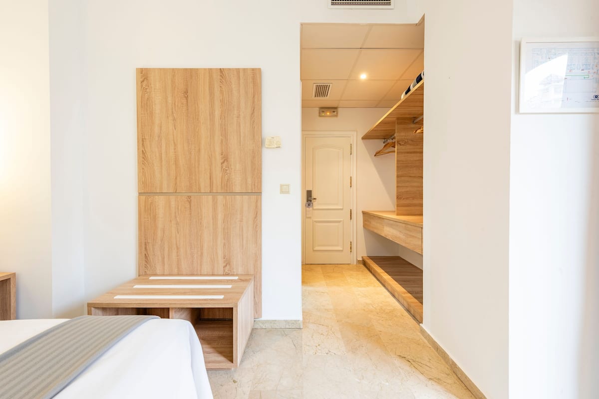 Minibar, caja fuerte, escritorio y espacio para trabajar con un portátil