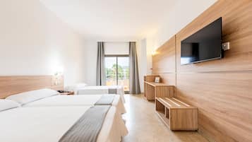 Chambre Triple, terrasse | Minibar, coffres-forts dans les chambres, bureau