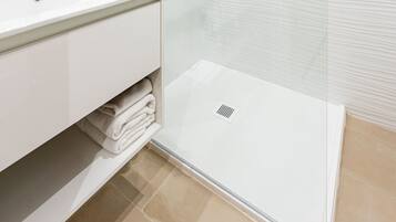 Camera con letto matrimoniale o 2 letti singoli, terrazzo | Bagno | Combinazione doccia/vasca, set di cortesia gratuito, asciugacapelli