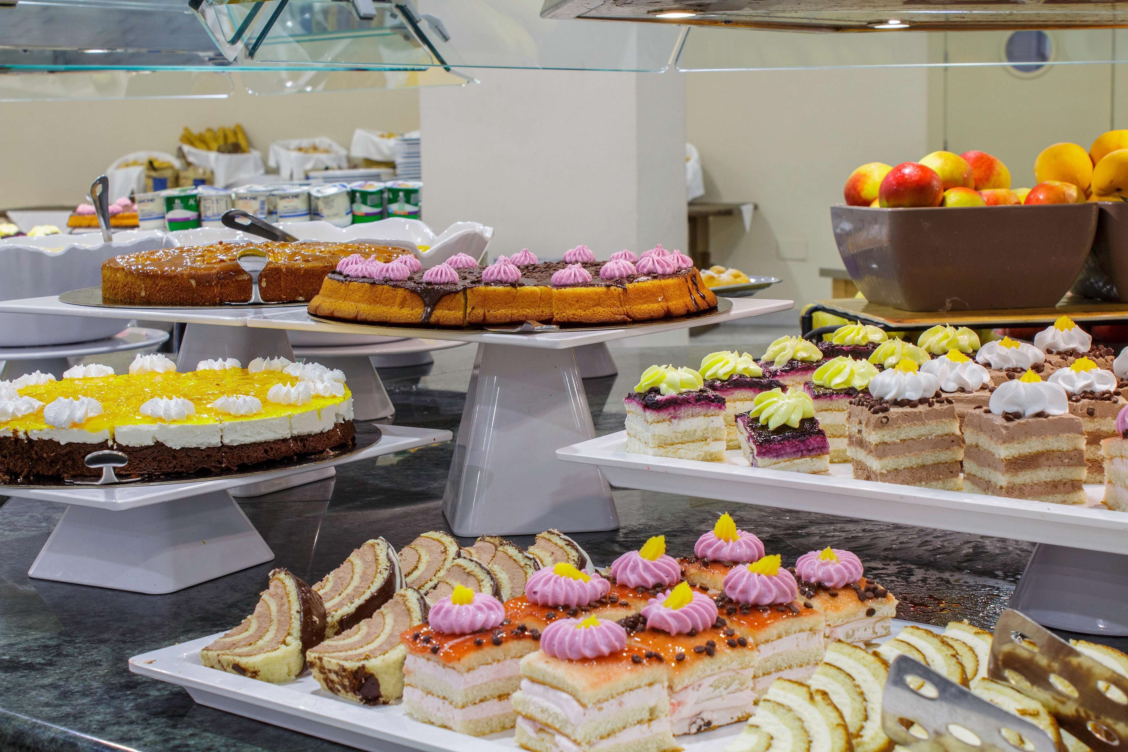 Une variété de desserts présentés dans un buffet.