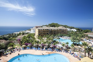 室內游泳池和2 座室外游泳池,提供泳池遮陽傘和日光浴躺椅