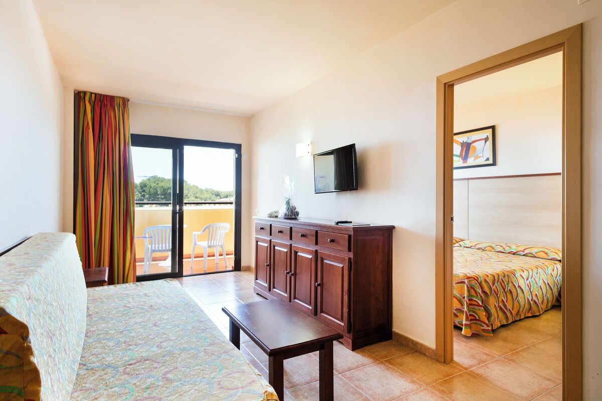 Minibar, in-room safe, desk, WiFi (free)