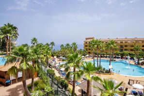 Una piscina techada, 2 piscinas al aire libre, sombrillas