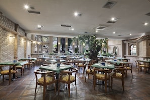 供應早餐、午餐和晚餐,國際料理