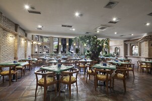 Breakfast, lunch, dinner served; international cuisine