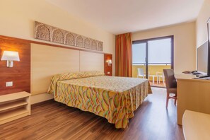 Frigobar, cofres nos quartos, escrivaninha, Wi-Fi de cortesia