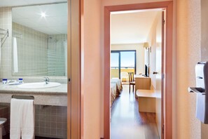 Minibar, két bảo mật tại phòng, bàn 