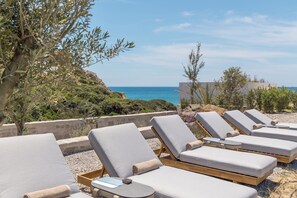 Una piscina al aire libre de temporada (de 11:00 a 19:00), sombrillas