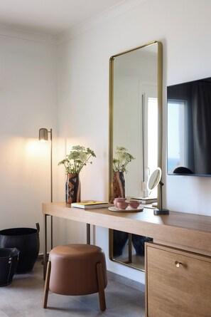 Authentic Milos Sea View Room | Oppholdsområde | En 55-tommers Flatskjerm-TV med Parabol-TV