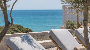Piscine extérieure (ouverte en saison), parasols de plage
