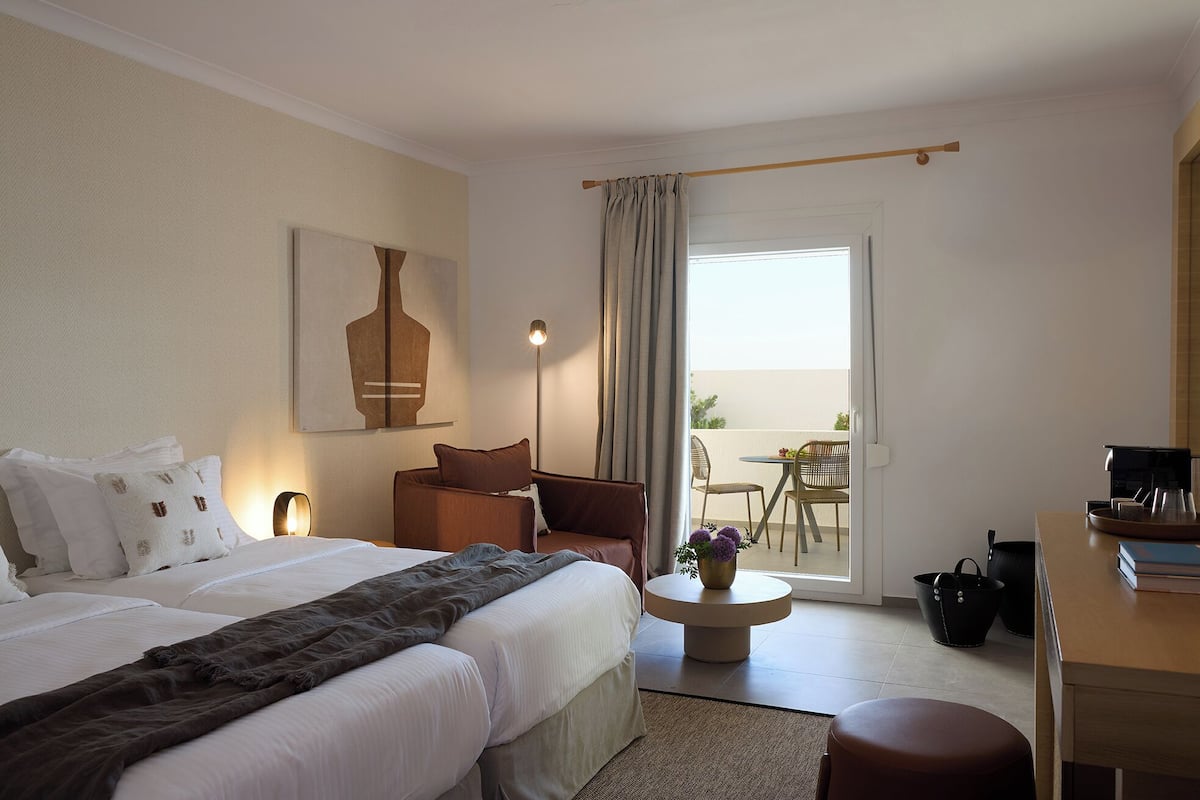 Comfort Milos Room | Ropa de cama de alta calidad, colchones con acolchado adicional, minibar