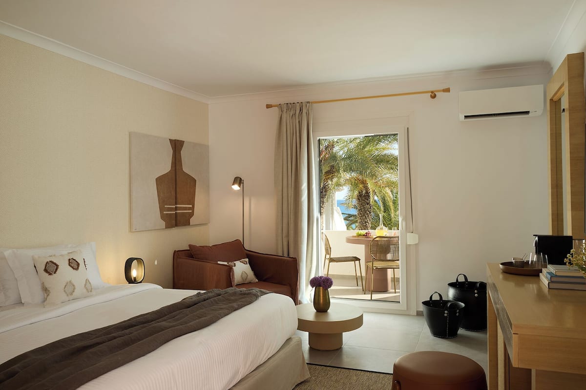 Authentic Milos Room | Ropa de cama de alta calidad, colchones con acolchado adicional, minibar