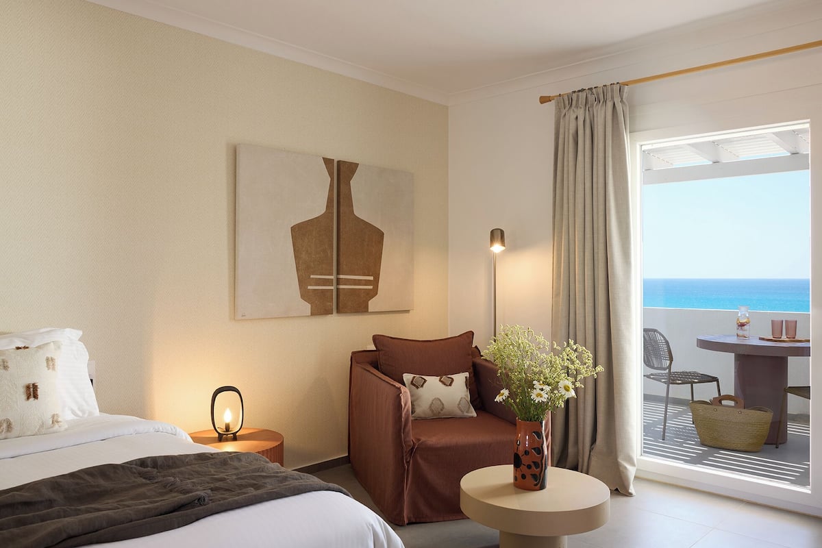 Authentic Milos Sea View Room | Ropa de cama de alta calidad, colchones con acolchado adicional, minibar