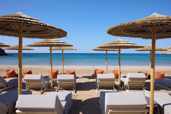 Platja privada, platja de sorra blanca i gandules de platja