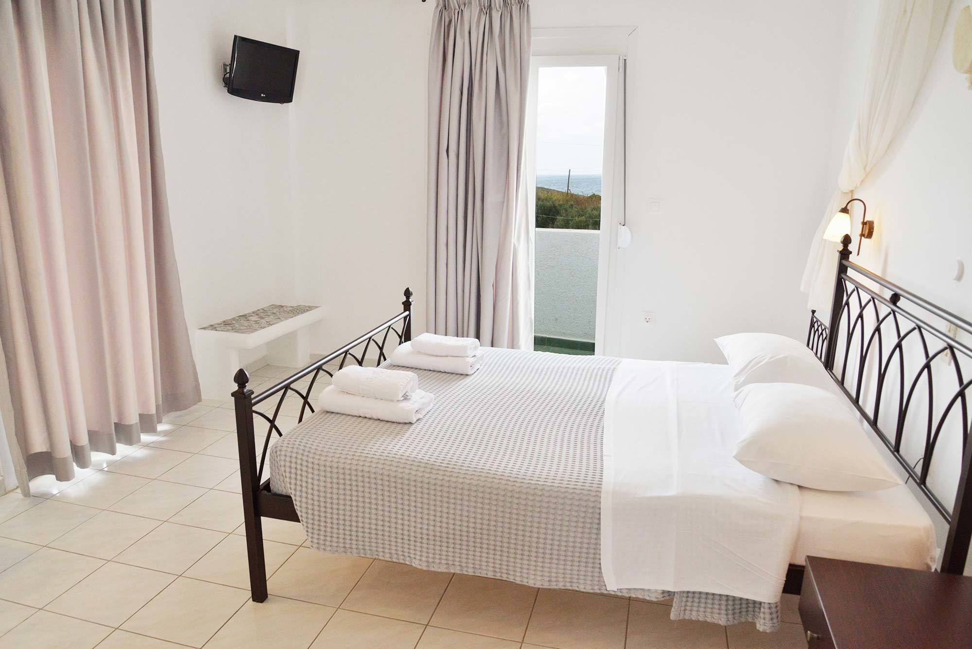 double room, partial sea view | free wifi, bed sheets