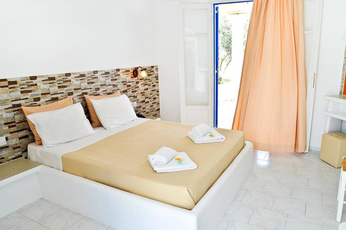 double room, garden view | free wifi, bed sheets