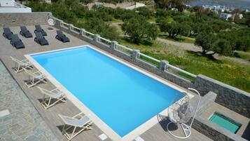 Piscina all'aperto, con ingresso dalle 08:00 alle 19:30, lettini