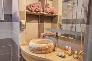 Superior Double Room | Bathroom | Shower, free toiletries, hair dryer, towels