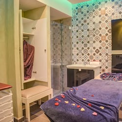 Een stoombad, een Turks bad/hammam, lichaamsbehandelingen
