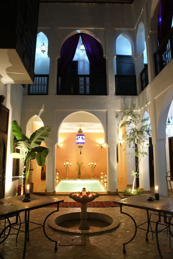 Een binnenzwembad, een buitenzwembad en parasols bij het zwembad