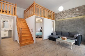 Superior-Apartment, 2 Schlafzimmer | Wohnbereich | 32-Zoll-Flachbildfernseher mit Satellitenempfang, Fernseher