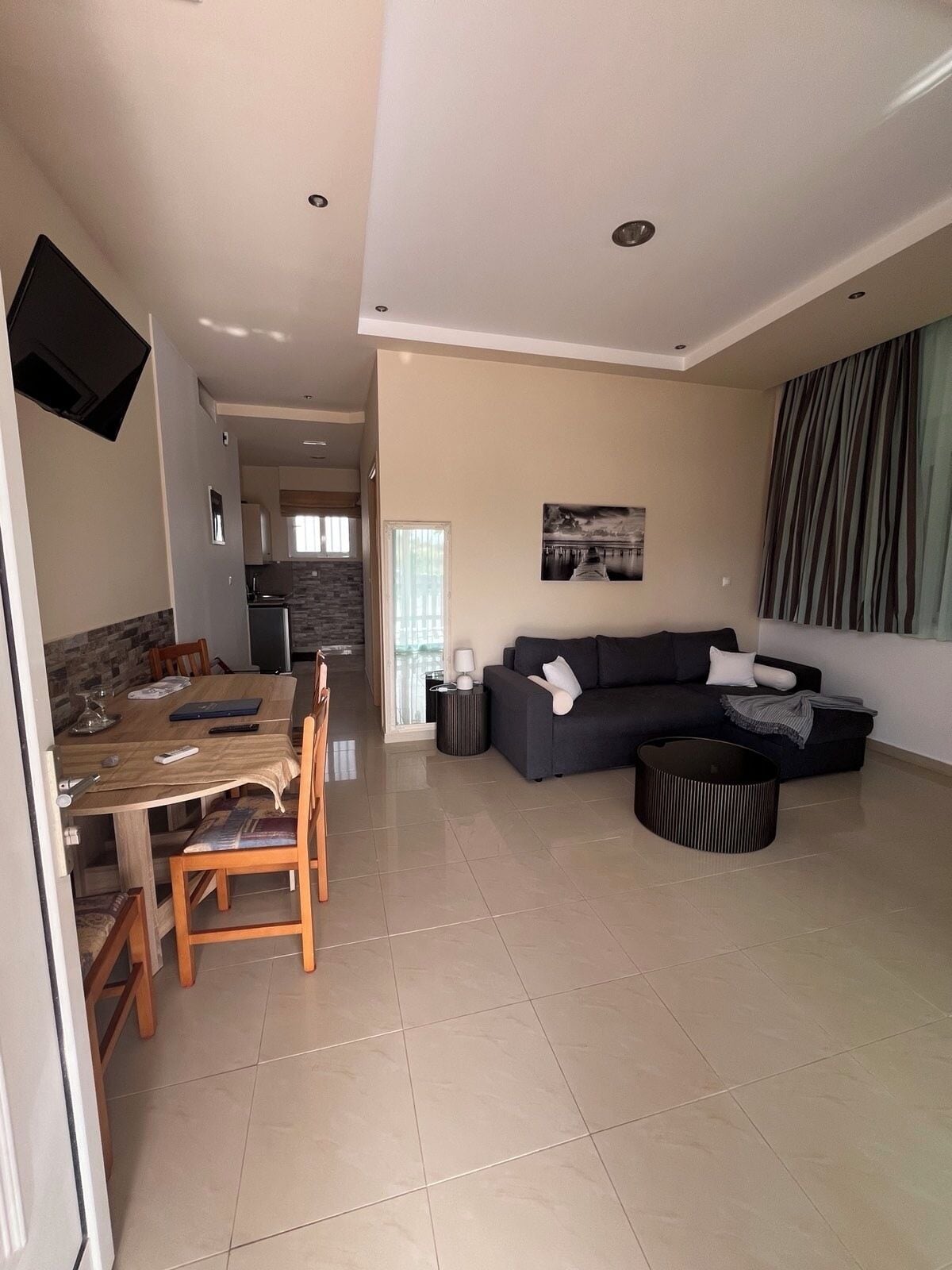 Tallelokero huoneessa, pimennysverhot, silitysrauta/-lauta