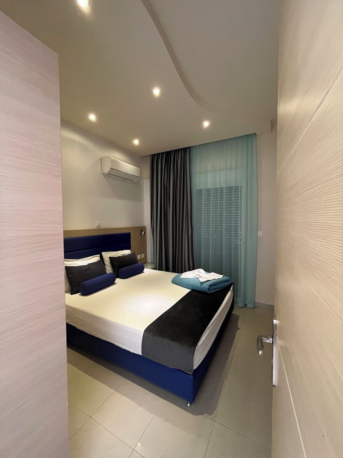 Zimmersafe, Verdunkelungsvorhänge, Bügeleisen/Bügelbrett