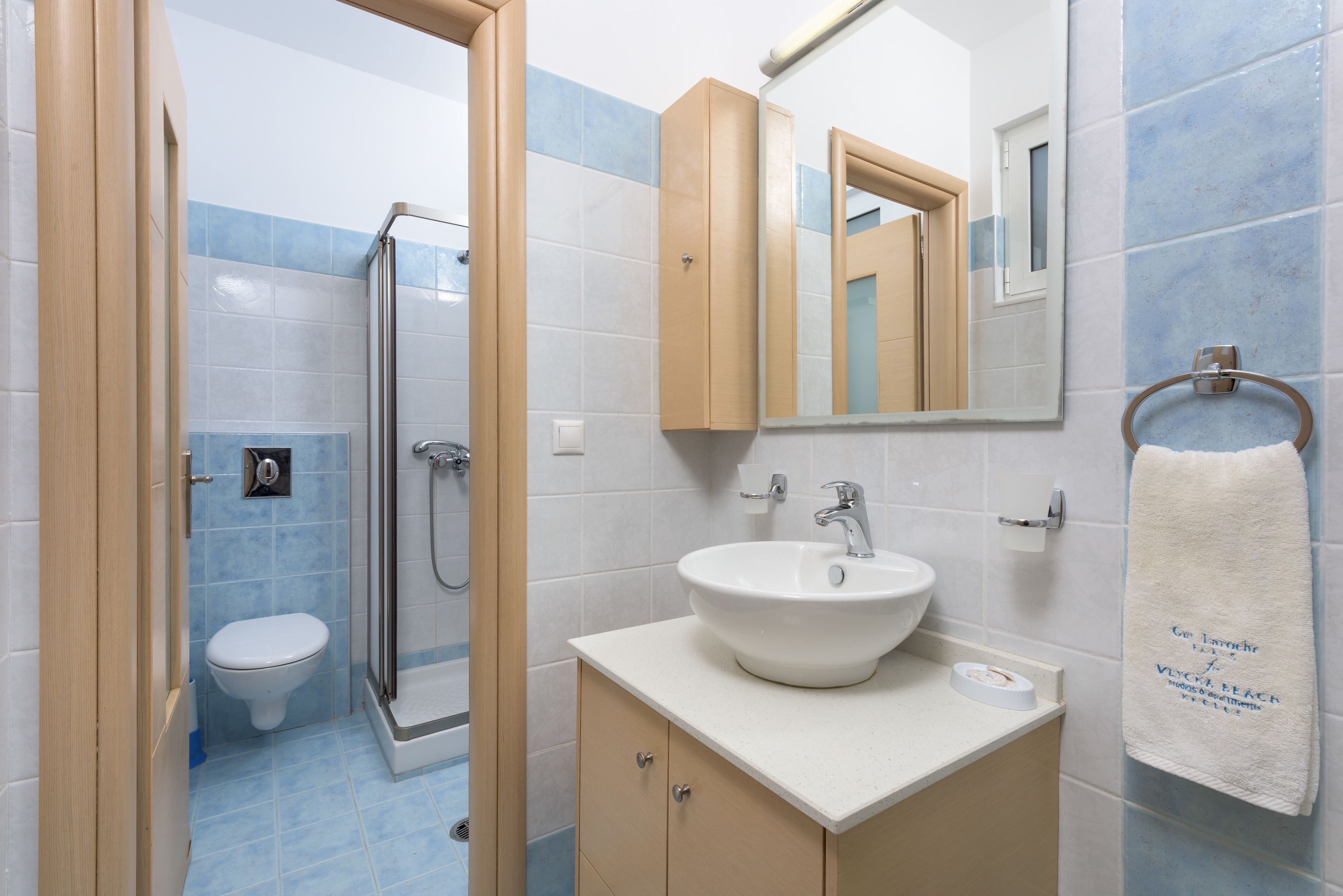 Superior appartement | Badkamer | Een douche, een regendouche, handdoeken