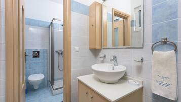 Superior appartement | Badkamer | Een douche, een regendouche, handdoeken