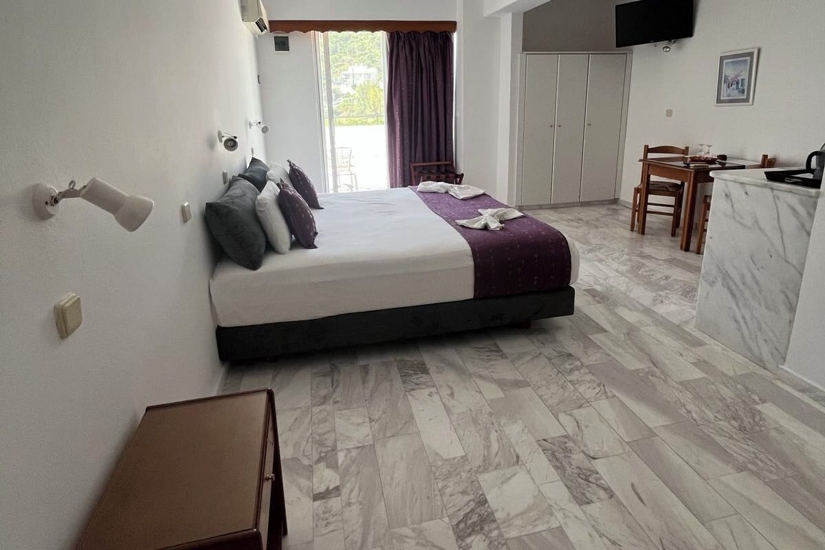 Studio, 1 King Bed (2 adults) | 2 bedrooms, in-room safe, blackout drapes, iron/ironing board