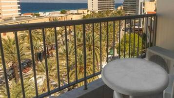 Soundproofing, free WiFi, bed sheets