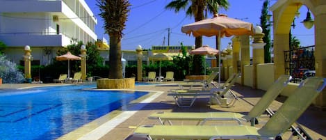 Piscine extérieure, parasols de plage, chaises longues